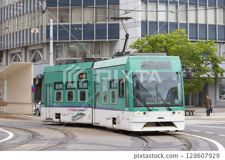[駕駛人標誌與人物模糊] 電車通過函館站前的彎道 128607929
