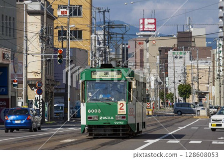 [標誌號碼、司機和乘客模糊] 函館市內行駛的電車 128608053