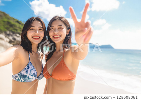 兩名女子在海灘上微笑 128608061