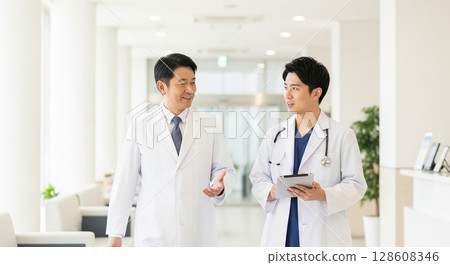 Veteran doctor giving advice to trainee 128608346