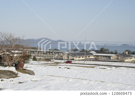 從白雪覆蓋的公園看到的冬山 128608473