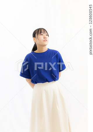 Vermeer: A woman with a girl-like coloring Vermeer: A woman with a girl-like coloring 128608545