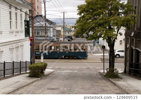 [乘客廣告模糊] 途經函館市末廣町函館大三坂的路面電車 128609515