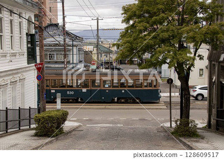 [乘客廣告模糊] 途經函館市末廣町函館大三坂的路面電車 128609517