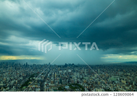 Huge rain column appears in Osaka 128609864