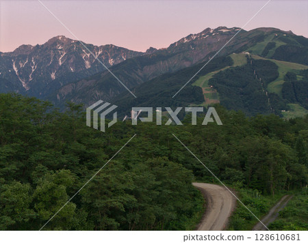 長野縣白馬村五龍山和唐松山美麗的夏日早晨（無人機空拍） 128610681