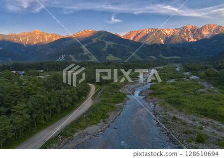 長野縣白馬村白馬山脈美麗的夏日朝霞與松川（無人機空拍） 128610694
