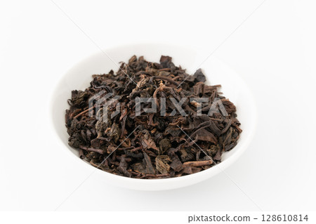 白色背景盤裡的烏龍茶葉 128610814