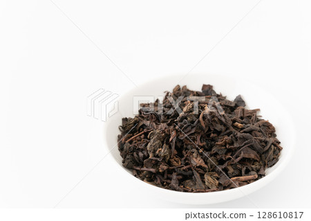 白色背景盤裡的烏龍茶葉 128610817