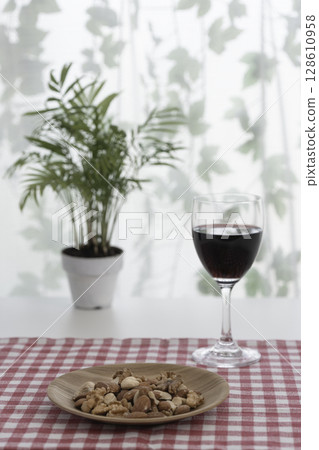 混合堅果和一杯紅酒 混合堅果和一杯紅酒 128610958