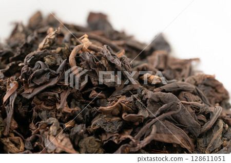 Oolong tea leaves close-up Oolong tea leaves close-up 128611051