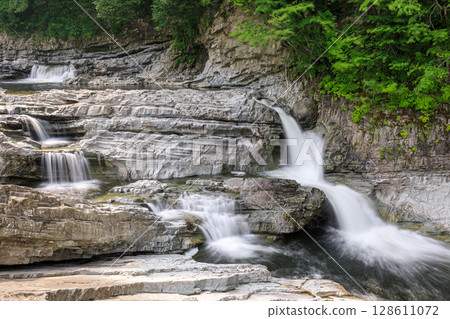 枯水期的北海道蘆別市平靜的三段瀑布[7月] 128611072