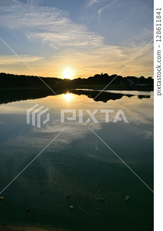 水面上的天空 128611841