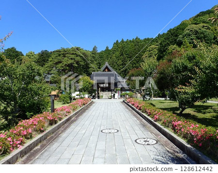 A Soto Zen temple in Kayama-cho, Yamaguchi City, Yamaguchi Prefecture, originally called Koseki-ji, and later moved from Niho-Kodakano to Ruriko-ji. 128612442