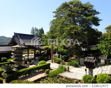 A Soto Zen temple in Kayama-cho, Yamaguchi City, Yamaguchi Prefecture, originally called Koseki-ji, and later moved from Niho-Kodakano to Ruriko-ji. A Soto Zen temple in Kayama-cho, Yamaguchi City, Yamaguchi Prefecture, originally called Koseki-ji, and later moved from Niho-Kodakano to Ruriko-ji. 128612477