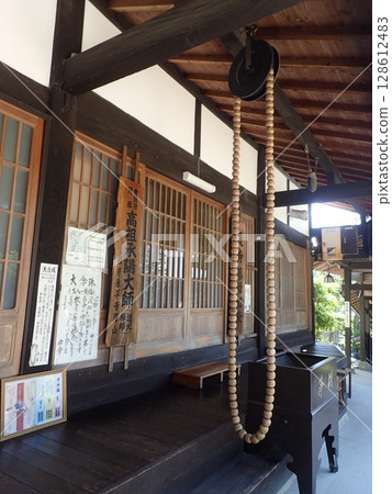 位於山口縣山口市加山町的曹洞禪寺,原名古關寺,後來從二穗小高野遷至琉璃光寺。 位於山口縣山口市加山町的曹洞禪寺,原名古關寺,後來從二穗小高野遷至琉璃光寺。 128612483