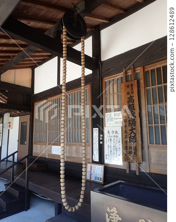 位於山口縣山口市加山町的曹洞禪寺,原名古關寺,後來從二穗小高野遷至琉璃光寺。 位於山口縣山口市加山町的曹洞禪寺,原名古關寺,後來從二穗小高野遷至琉璃光寺。 128612489