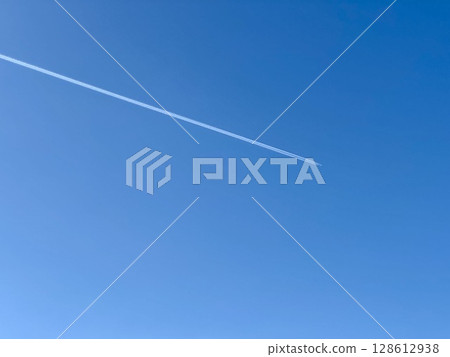 佐渡島的藍天和凝結尾跡 128612938