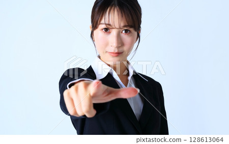 Image of a female office worker pointing 128613064
