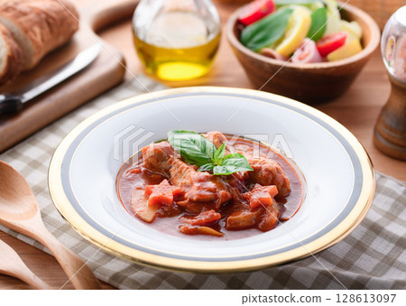 Western-style table image of chicken wings stewed in tomato sauce and bread Western-style table image of chicken wings stewed in tomato sauce and bread 128613097