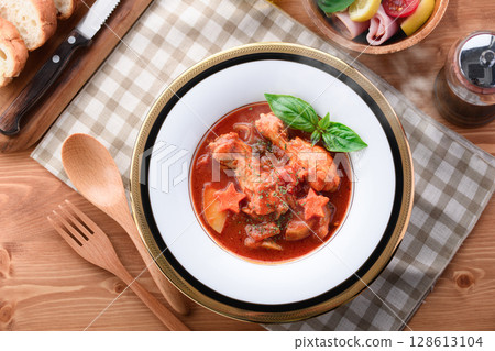 Western-style table image of chicken wings stewed in tomato sauce and bread 128613104
