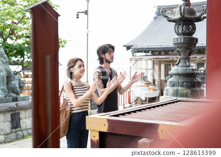 入境遊客在神社祈禱 128613399