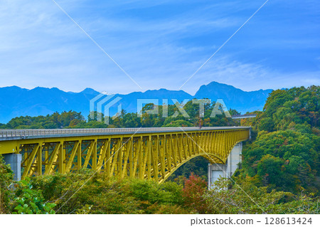 山梨縣北杜市八岳高原大橋（黃色橋樑）和南阿爾卑斯山的秋景 128613424