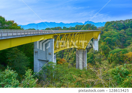 Autumn view of the Yatsugatake Kogen Ohashi Bridge (yellow bridge) and the Southern Alps in Hokuto City, Yamanashi Prefecture 128613425
