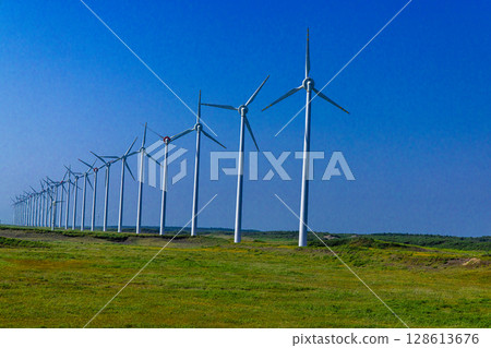 【北海道_奧洛龍線】奧通魯伊風力發電廠與盛開的萱草花 128613676