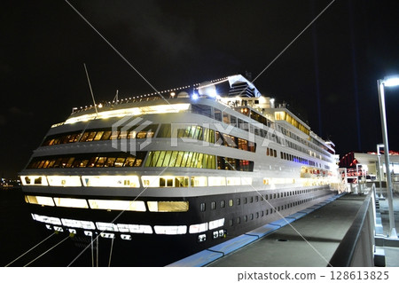[Cruise ship] Maasdam docked at Kobe Port Terminal 128613825