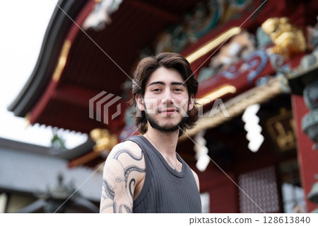 入境遊客站在神社前 128613840