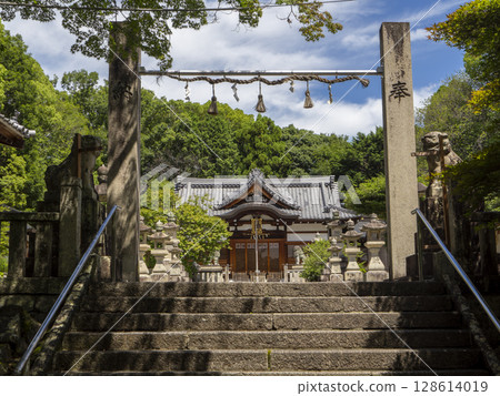 神社參道上的石注連繩 神社參道上的石注連繩 128614019