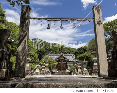 A stone shimenawa standing on the approach to the shrine A stone shimenawa standing on the approach to the shrine 128614020
