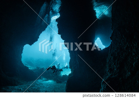 Koh Haa Yai Cave, a large underwater cavern in Thailand 128614084