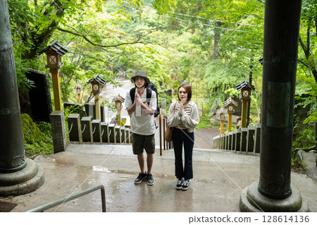 入境遊客在鳥居前祈禱 128614136