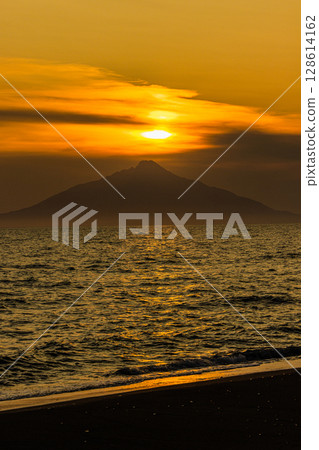 [Hokkaido_Oloron Line] Sunset seen from the Ororon Line on Rishiri Island 128614162