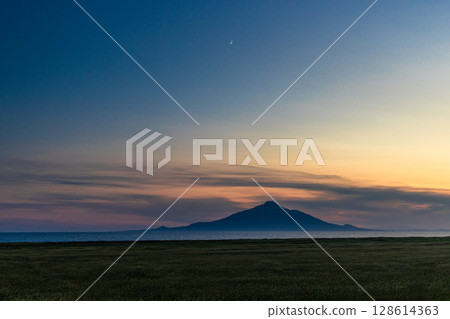 [Hokkaido_Oloron Line] Rishiri, Rebun Island and the crescent moon 128614363
