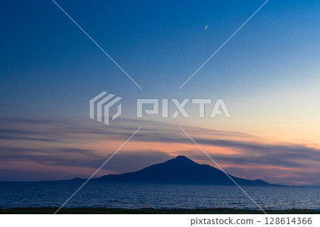 [Hokkaido_Oloron Line] Rishiri, Rebun Island and the crescent moon 128614366