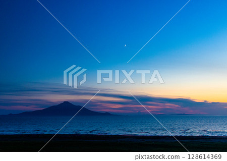 [Hokkaido_Oloron Line] Rishiri, Rebun Island and the crescent moon 128614369