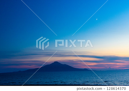 [Hokkaido_Oloron Line] Rishiri, Rebun Island and the crescent moon 128614370