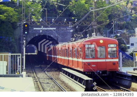 京急 700 系列，723~，汐入，1982 年 4 月 11 日 128614393