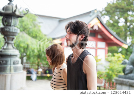 入境遊客在神社祈禱 128614421