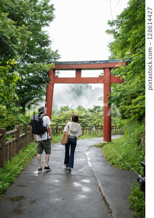 鳥居和入境遊客 128614427