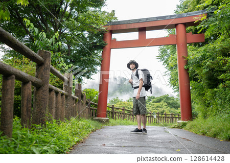 鳥居和入境遊客 128614428