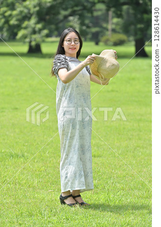 戴著漁夫帽的年輕女子 128614430