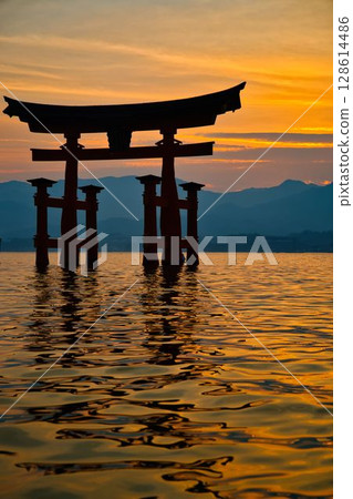嚴島神社黃昏時分 嚴島神社黃昏時分 128614486