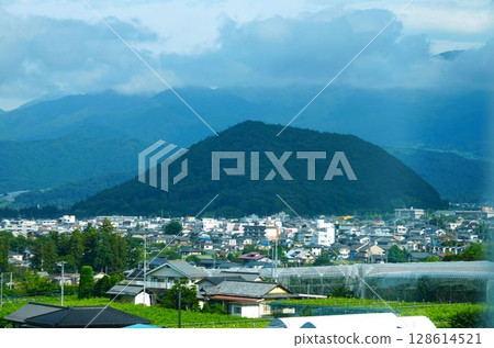 鎮上的山 128614521