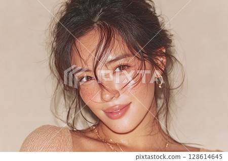 一位女士以自然姿勢微笑的肖像 128614645