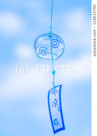 [Summer material] Wind chimes swaying in the wind under the blue sky [Nagano Prefecture] 128614700