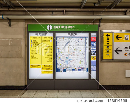 JR東日本新日本橋站地下通道內張貼的指示牌 128614766